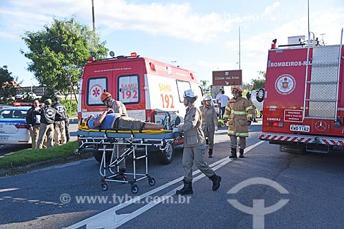  Primeiros socorros aos feridos em carro capotado na Avenida das Américas  - Rio de Janeiro - Rio de Janeiro (RJ) - Brasil