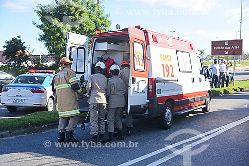  Primeiros socorros em ambulância do SAMU aos feridos em carro capotado na Avenida das Américas  - Rio de Janeiro - Rio de Janeiro (RJ) - Brasil