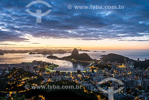  Vista da Enseada de Botafogo com o Pão de Açúcar durante o amanhecer a partir do Mirante Dona Marta  - Rio de Janeiro - Rio de Janeiro (RJ) - Brasil