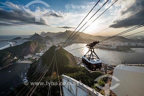  Bondinho do Pão de Açúcar fazendo a travessia entre o Morro da Urca e o Pão de Açúcar durante o pôr do sol  - Rio de Janeiro - Rio de Janeiro (RJ) - Brasil