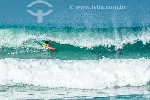  Surfista dentro de tubo na Praia da Barra da Tijuca  - Rio de Janeiro - Rio de Janeiro (RJ) - Brasil