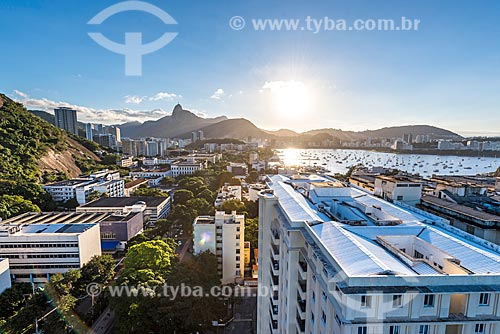  Vista de cima do bairro da urca durante a travessia entre o Morro da Urca no amanhecer  - Rio de Janeiro - Rio de Janeiro (RJ) - Brasil