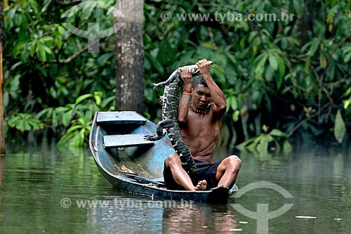  Detalhe de ribeirinho pescando jacaré na Lagoa Ubim  - Manacapuru - Amazonas (AM) - Brasil