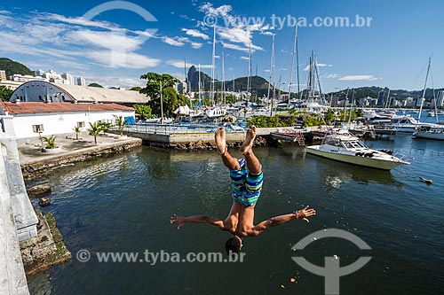  Jovem saltando na Baía de Guanabara a partir da Mureta da Urca  - Rio de Janeiro - Rio de Janeiro (RJ) - Brasil