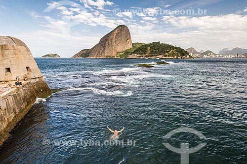  Homem nadando na Baía de Guanabara próximo ao Forte Tamandaré da Laje (1555) com o Pão de Açúcar ao fundo  - Rio de Janeiro - Rio de Janeiro (RJ) - Brasil