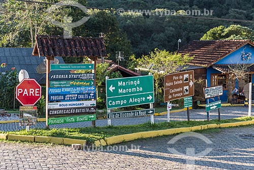  Placas de trânsito no acesso à Rodovia RJ-151  - Resende - Rio de Janeiro (RJ) - Brasil