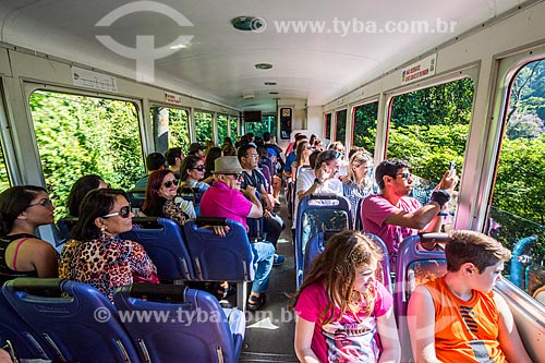  Turistas no trem na Estrada de Ferro do Corcovado - fazendo a travessia entre Cosme Velho e o Morro do Corcovado  - Rio de Janeiro - Rio de Janeiro (RJ) - Brasil