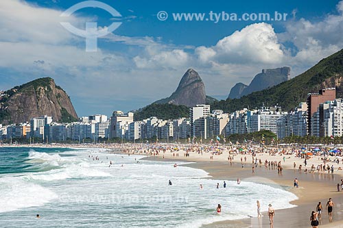  Banhistas na Praia de Copacabana com os Morro Dois Irmãos  - Rio de Janeiro - Rio de Janeiro (RJ) - Brasil