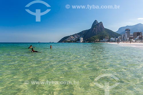  Crianças na Praia de Ipanema com o Morro Dois Irmãos ao fundo  - Rio de Janeiro - Rio de Janeiro (RJ) - Brasil