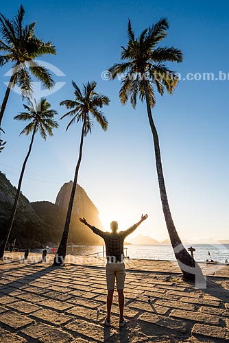  Silhueta de homem durante o amanhecer na Praia Vermelha com o Pão de Açúcar ao fundo  - Rio de Janeiro - Rio de Janeiro (RJ) - Brasil