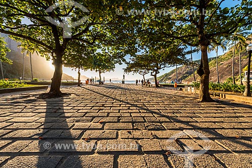  Vista da calçada da Praia Vermelha durante o amanhecer  - Rio de Janeiro - Rio de Janeiro (RJ) - Brasil