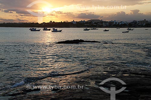  Pesqueiros na Praia de Meaípe durante o pôr do sol  - Guarapari - Espírito Santo (ES) - Brasil