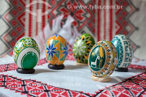 Detalhe de pêssankas - ovos coloridos a mão que simbolizam a Páscoa  - Prudentópolis - Paraná (PR) - Brasil