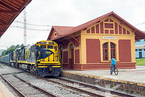  Trem de carga da MRS Logística S.A. - empresa logística que opera a chamada Malha Regional Sudeste da Rede Ferroviária Federal - passando pela estação ferroviária de Guararema (1861)  - Guararema - São Paulo (SP) - Brasil