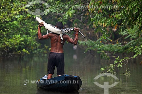  Detalhe de ribeirinho pescando jacaré na Lagoa Ubim  - Manacapuru - Amazonas (AM) - Brasil
