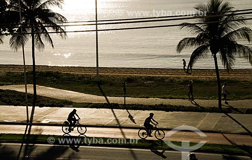  Ciclistas na ciclovia da Praia de Camburi  - Vitória - Espírito Santo (ES) - Brasil