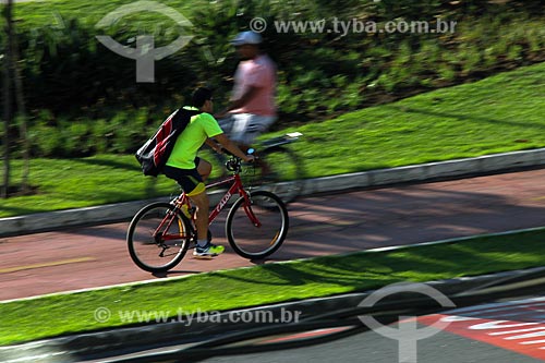  Ciclistas na ciclovia da Praia de Camburi  - Vitória - Espírito Santo (ES) - Brasil