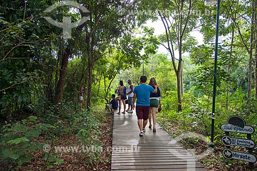  Pessoas em trilha no Parque da Ilha Grande  - Guararema - São Paulo (SP) - Brasil