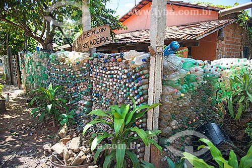  Detalhe de muro feito de garrafas PET  - Palmas - Tocantins (TO) - Brasil