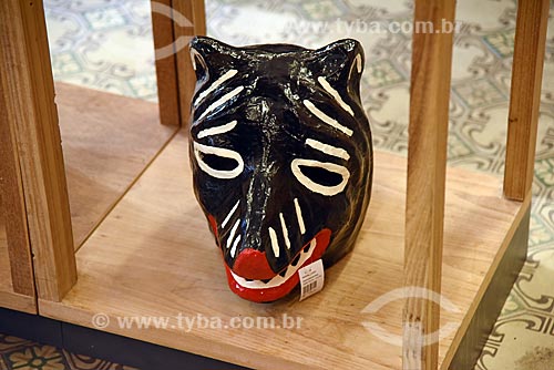  Detalhe de máscara de urso feita em cerâmica em exibição no Centro de Referência do Artesanato Brasileiro (CRAB) durante a exposição Festa Brasileira - Fantasia feita à mão  - Rio de Janeiro - Rio de Janeiro (RJ) - Brasil