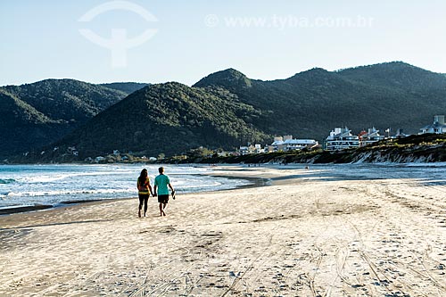  Casal na orla da Praia dos Açores  - Florianópolis - Santa Catarina (SC) - Brasil