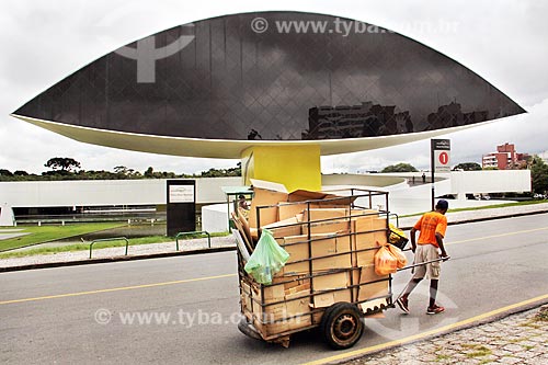  Burro-sem-rabo em frente ao Museu Oscar Niemeyer - também conhecido como Museu do Olho  - Curitiba - Paraná (PR) - Brasil