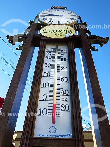  Detalhe de decoração de inverno e termômetro marcando abaixo de zero na serra gaúcha  - Canela - Rio Grande do Sul (RS) - Brasil