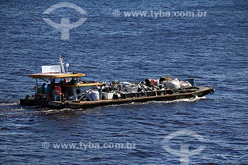  Barco carregando lixo no Rio Negro próximo à Manaus  - Manaus - Amazonas (AM) - Brasil