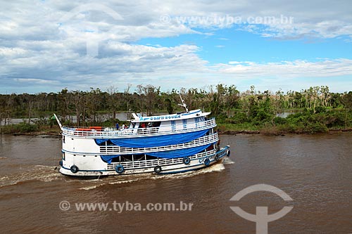  Chalana - embarcação regional - no Rio Amazonas entre as cidade de Manaus e Itacoatiara  - Manaus - Amazonas (AM) - Brasil