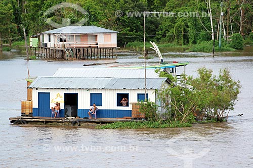  Casas em comunidade ribeirinha às margens do Rio Amazonas entre as cidade de Manaus e Itacoatiara  - Manaus - Amazonas (AM) - Brasil