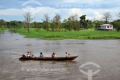  Ribeirinhos no Rio Amazonas próximo à Manaus  - Manaus - Amazonas (AM) - Brasil