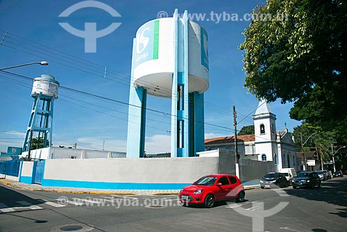  Caixa dágua da Companhia de Saneamento Básico do Estado de São Paulo (SABESP) com a Igreja de São Sebastião ao fundo  - Tremembé - São Paulo (SP) - Brasil