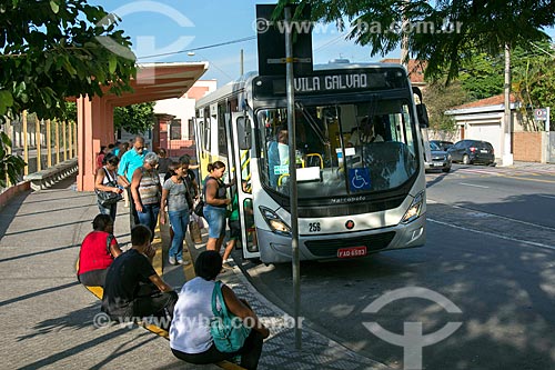  Ponto de ônibus com a da Estação ferroviária de Caçapava ao fundo  - Caçapava - São Paulo (SP) - Brasil