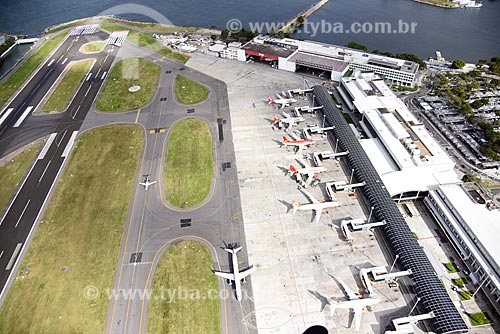  Foto aérea de aviões na pista do Aeroporto Santos Dumont  - Rio de Janeiro - Rio de Janeiro (RJ) - Brasil
