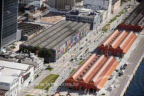  Foto aérea dos armazéns do Cais da Gamboa - Porto do Rio de Janeiro - com o Mural Etnias na Orla Prefeito Luiz Paulo Conde (2016)  - Rio de Janeiro - Rio de Janeiro (RJ) - Brasil