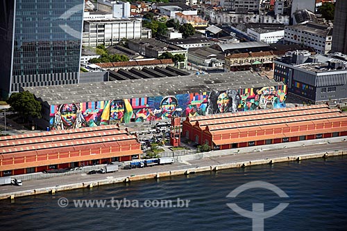  Foto aérea dos armazéns do Cais da Gamboa - Porto do Rio de Janeiro - com o Mural Etnias na Orla Prefeito Luiz Paulo Conde (2016)  - Rio de Janeiro - Rio de Janeiro (RJ) - Brasil