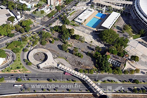 Foto aérea da passarela sobre à Avenida Radial Oeste - também conhecida como Avenida Presidente Castelo Branco - próximo ao Maracanã  - Rio de Janeiro - Rio de Janeiro (RJ) - Brasil