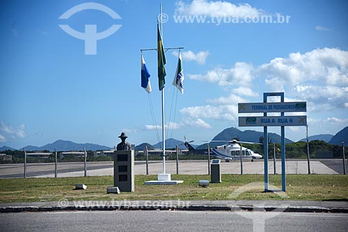  Busto de Santos Dumont e mastro no Aeroporto Roberto Marinho - mais conhecido como Aeroporto de Jacarepaguá  - Rio de Janeiro - Rio de Janeiro (RJ) - Brasil