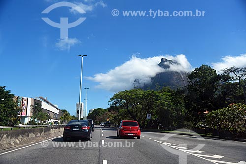  Tráfego na Autoestrada Lagoa-Barra com a Pedra da Gávea  - Rio de Janeiro - Rio de Janeiro (RJ) - Brasil