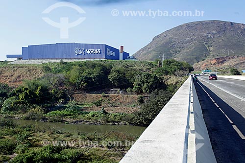  Vista da ponte na Rodovia BR-040 sobre o Rio Paraíba do Sul com a fábrica da Nestlé ao fundo  - Três Rios - Rio de Janeiro (RJ) - Brasil