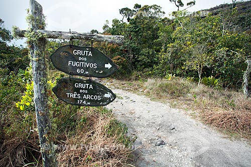  Placa em trilha no Parque Estadual do Ibitipoca durante a trilha do Circuito da Janela do Céu  - Lima Duarte - Minas Gerais (MG) - Brasil