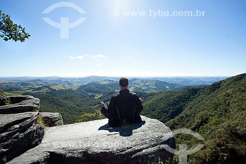  Jovem meditando no Parque Estadual do Ibitipoca durante a trilha do circuito da Janela do Céu  - Lima Duarte - Minas Gerais (MG) - Brasil