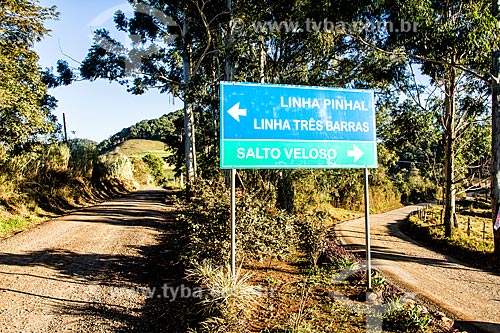  Sinalização em estrada de terra na zona rural do distrito de Linha Pinhal  - Treze Tílias - Santa Catarina (SC) - Brasil