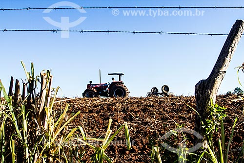  Trator arando o solo na zona rural da cidade de Treze Tilias  - Treze Tílias - Santa Catarina (SC) - Brasil
