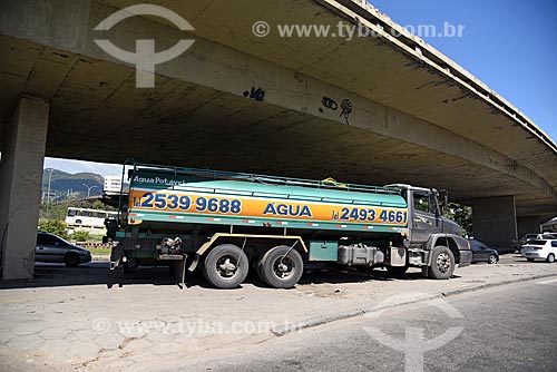  Caminhão pipa sob o Viaduto dos Marinheiros  - Rio de Janeiro - Rio de Janeiro (RJ) - Brasil