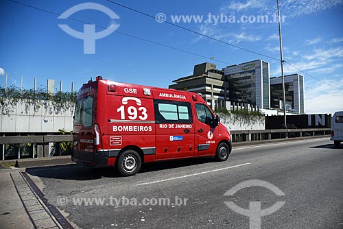 Ambulância no Elevado da Perimetral próximo ao Instituto Nacional de Traumatologia e Ortopedia Jamil Haddad  - Rio de Janeiro - Rio de Janeiro (RJ) - Brasil