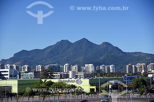  Vista do supermercado Carrefour a partir da Cidade das Artes - antiga Cidade da Música - com o Maciço da Tijuca ao fundo  - Rio de Janeiro - Rio de Janeiro (RJ) - Brasil