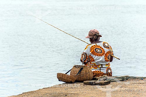  Mulher pescando na Rio de Contas  - Itacaré - Bahia (BA) - Brasil