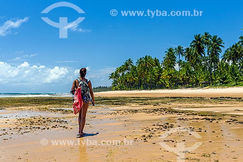  Mulher caminhando na orla da Praia da Bombaça  - Maraú - Bahia (BA) - Brasil
