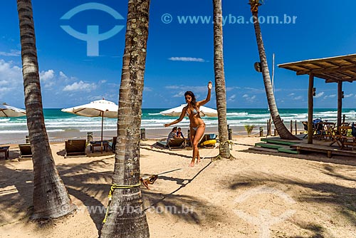  Mulher praticando slackline na Praia de taipús de fora  - Maraú - Bahia (BA) - Brasil